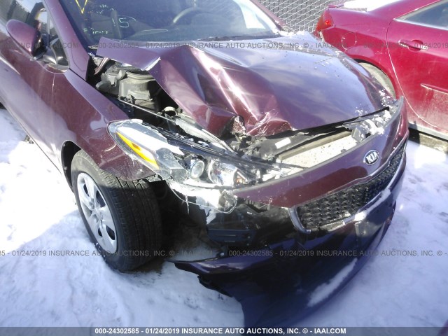 3KPFL4A70HE033121 - 2017 KIA FORTE LX/S MAROON photo 6