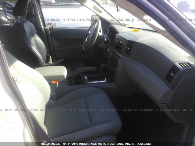 1J4GR48K15C514845 - 2005 JEEP GRAND CHEROKEE LAREDO/COLUMBIA/FREEDOM თეთრი ფოტო 5