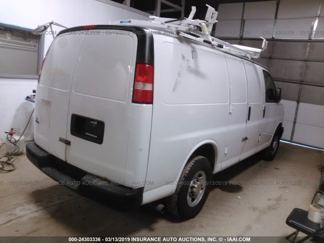 1GCWGFCA1B1168627 - 2011 CHEVROLET EXPRESS G2500  WHITE photo 4