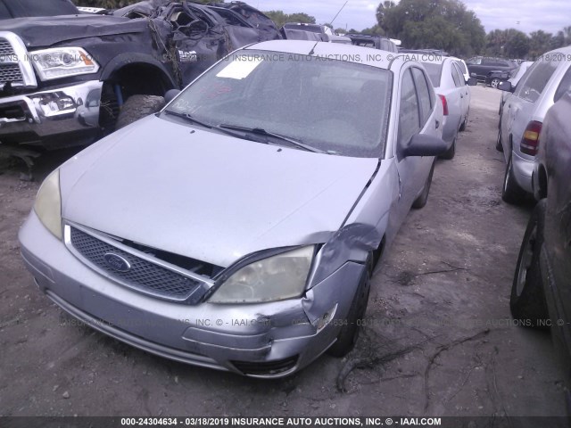 1FAFP34N95W250604 - 2005 FORD FOCUS ZX4 GRAY photo 2