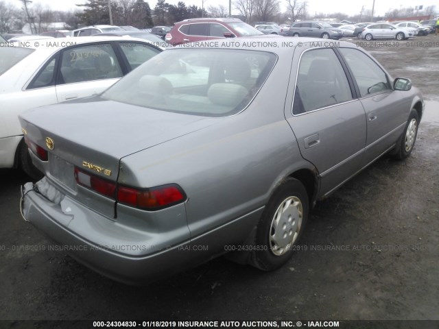 4T1BG22K8WU307346 - 1998 TOYOTA CAMRY CE/LE/XLE GRAY photo 4