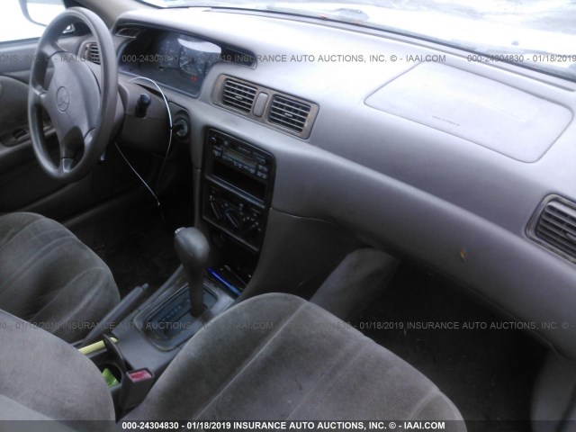 4T1BG22K8WU307346 - 1998 TOYOTA CAMRY CE/LE/XLE GRAY photo 5