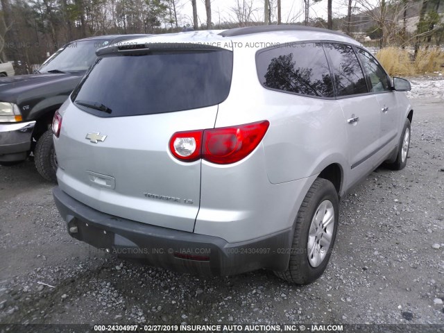 1GNKVEED8BJ192078 - 2011 CHEVROLET TRAVERSE SILVER photo 4