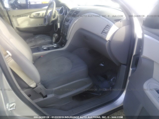 1GNKRGED7BJ210523 - 2011 CHEVROLET TRAVERSE LT SILVER photo 5