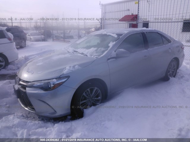 4T1BF1FK6GU227536 - 2016 TOYOTA CAMRY LE/XLE/SE/XSE SILVER photo 2