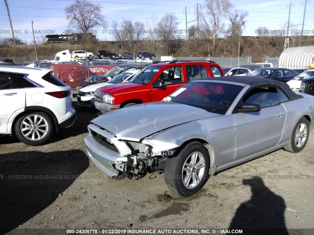 1ZVBP8EM8D5237419 - 2013 FORD MUSTANG SILVER photo 2