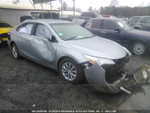 4T1BF1FK4FU099263 - 2015 TOYOTA CAMRY LE/XLE/SE/XSE ვერცხლისფერი ფოტო 1