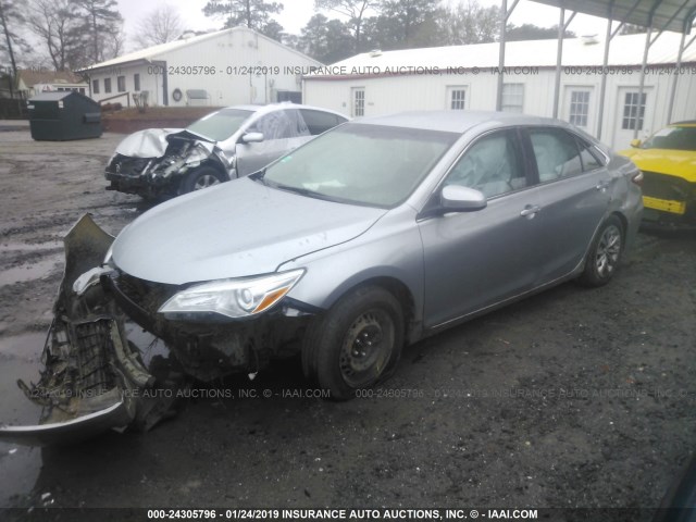 4T1BF1FK4FU099263 - 2015 TOYOTA CAMRY LE/XLE/SE/XSE ვერცხლისფერი ფოტო 2