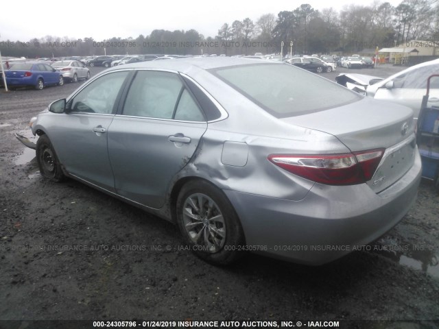 4T1BF1FK4FU099263 - 2015 TOYOTA CAMRY LE/XLE/SE/XSE ვერცხლისფერი ფოტო 3