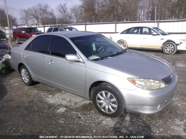 4T1BE32K55U508132 - 2005 TOYOTA CAMRY LE/XLE/SE SILVER photo 1