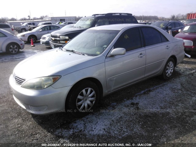 4T1BE32K55U508132 - 2005 TOYOTA CAMRY LE/XLE/SE SILVER photo 2