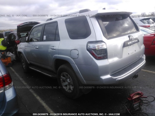 JTEBU5JR6G5370689 - 2016 TOYOTA 4RUNNER SR5 PREM/LTDL/TRAIL/TRD SILVER photo 3