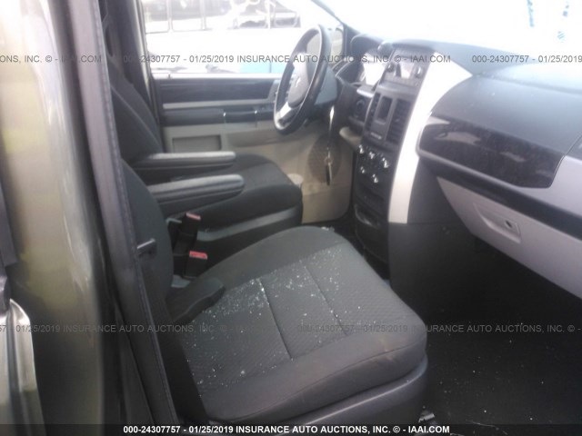2D4RN5D12AR453538 - 2010 DODGE GRAND CARAVAN SXT GRAY photo 5