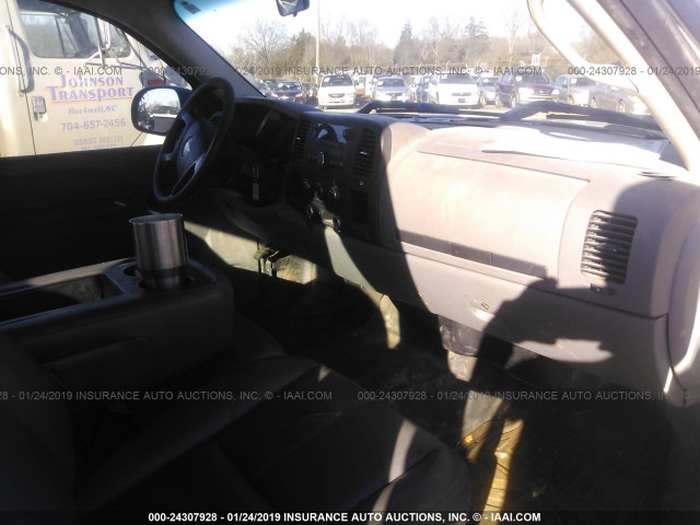 1GCRCPE01DZ340436 - 2013 CHEVROLET SILVERADO C1500 WHITE photo 5