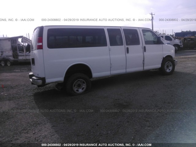 1GAZGPFG3H1122835 - 2017 CHEVROLET EXPRESS G3500 LT WHITE photo 4