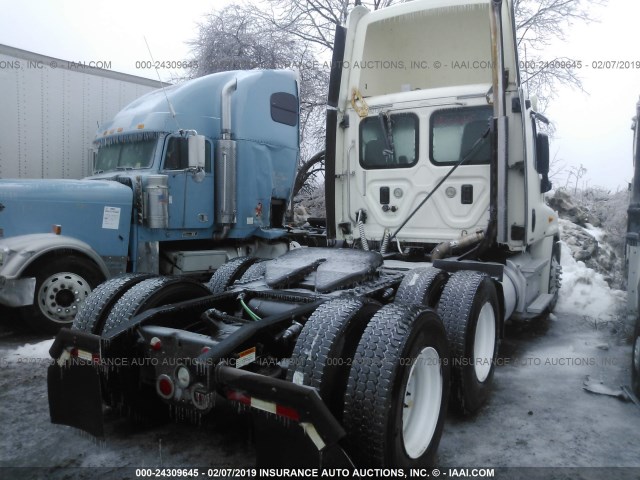 1FUJGEDV2CSBP4076 - 2012 FREIGHTLINER CASCADIA 125  WHITE photo 4