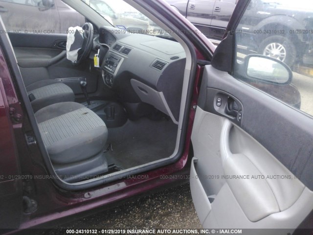 1FAHP34N26W238711 - 2006 FORD FOCUS ZX4 MAROON photo 5