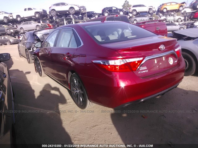 4T1BF1FK4HU691572 - 2017 TOYOTA CAMRY LE/XLE/SE/XSE წითელი ფოტო 3