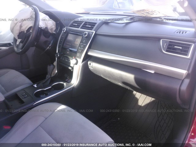 4T1BF1FK4HU691572 - 2017 TOYOTA CAMRY LE/XLE/SE/XSE წითელი ფოტო 5