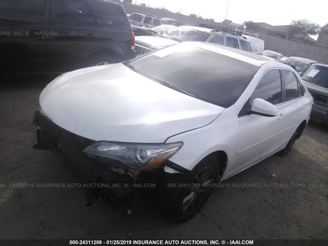 4T1BF1FK3FU900961 - 2015 TOYOTA CAMRY LE/XLE/SE/XSE WHITE photo 2