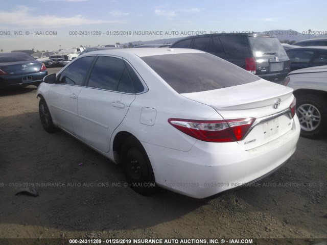 4T1BF1FK3FU900961 - 2015 TOYOTA CAMRY LE/XLE/SE/XSE WHITE photo 3