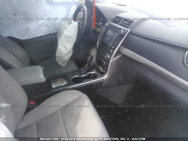 4T1BF1FK3FU900961 - 2015 TOYOTA CAMRY LE/XLE/SE/XSE WHITE photo 5