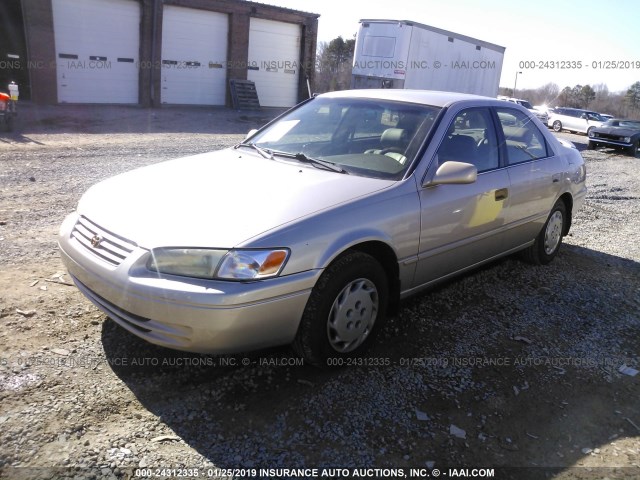 4T1BG22K1WU380526 - 1998 TOYOTA CAMRY CE/LE/XLE BEIGE photo 2