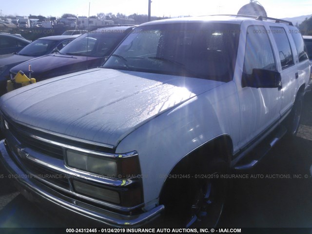 1GNEK13RXWJ370253 - 1998 CHEVROLET TAHOE K1500 WHITE photo 2