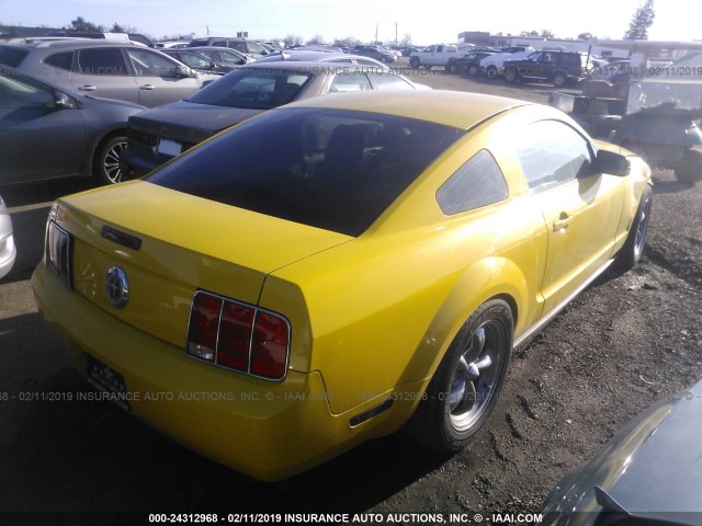 1ZVFT80N555145361 - 2005 FORD MUSTANG YELLOW photo 4