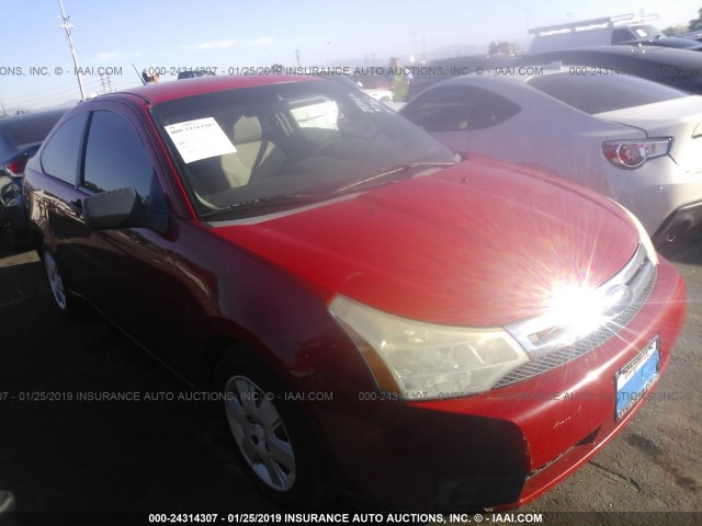 1FAHP32N28W233966 - 2008 FORD FOCUS S/SE RED photo 1