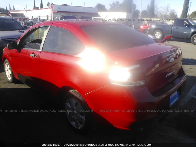 1FAHP32N28W233966 - 2008 FORD FOCUS S/SE RED photo 3