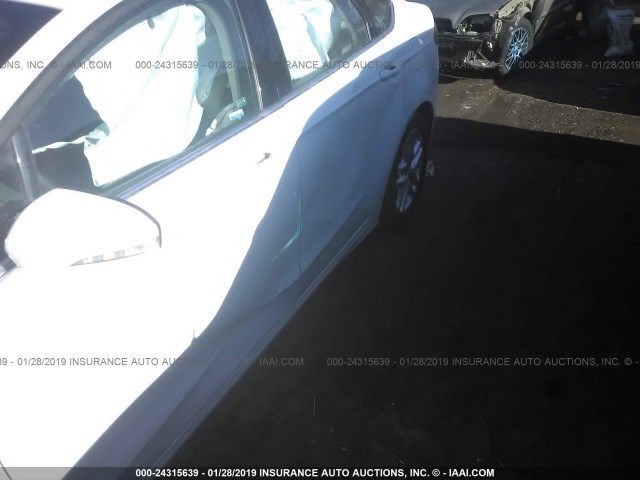 3FA6P0H77FR206082 - 2015 FORD FUSION SE WHITE photo 6