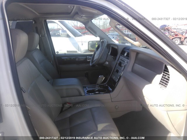 5LMFU27548LJ11505 - 2008 LINCOLN NAVIGATOR WHITE photo 5