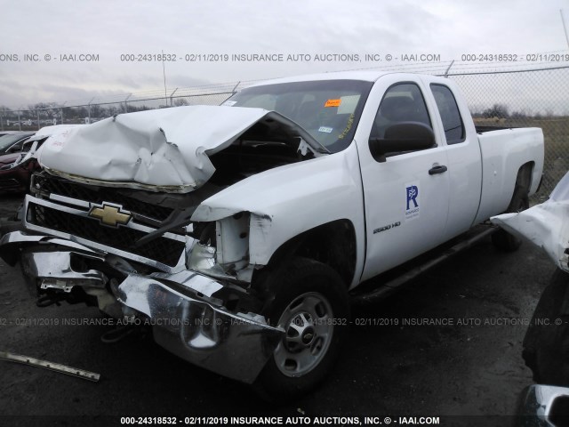 1GC2CVCG2BZ342828 - 2011 CHEVROLET SILVERADO C2500 HEAVY DUTY WHITE photo 2