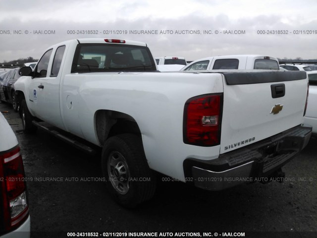 1GC2CVCG2BZ342828 - 2011 CHEVROLET SILVERADO C2500 HEAVY DUTY WHITE photo 3