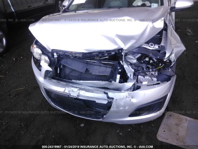 1G1JA5SH8D4143044 - 2013 CHEVROLET SONIC LS 银色 照片 6