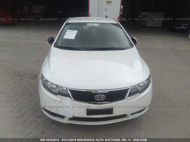 KNAFU4A27D5663481 - 2013 KIA FORTE EX WHITE photo 6