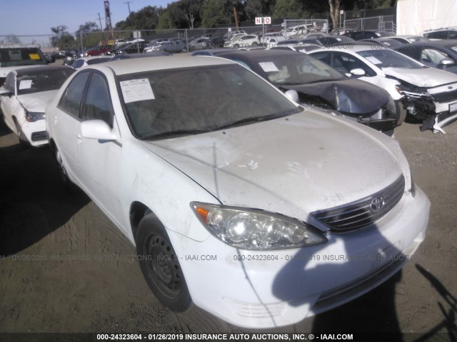 4T1BE32K25U393392 - 2005 TOYOTA CAMRY LE/XLE/SE WHITE photo 1
