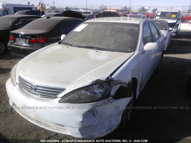 4T1BE32K25U393392 - 2005 TOYOTA CAMRY LE/XLE/SE WHITE photo 2