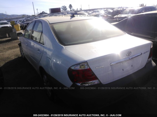 4T1BE32K25U393392 - 2005 TOYOTA CAMRY LE/XLE/SE WHITE photo 3