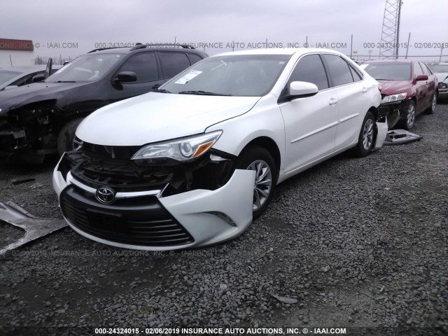 4T1BF1FK5FU022983 - 2015 TOYOTA CAMRY LE/XLE/SE/XSE თეთრი ფოტო 2