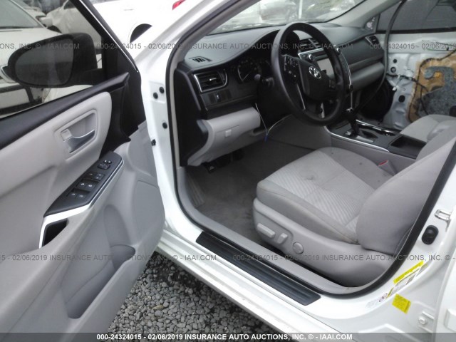4T1BF1FK5FU022983 - 2015 TOYOTA CAMRY LE/XLE/SE/XSE თეთრი ფოტო 5