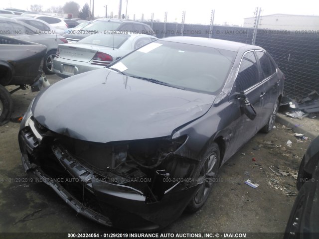 4T1BF1FK8FU108286 - 2015 TOYOTA CAMRY LE/XLE/SE/XSE GRAY photo 2