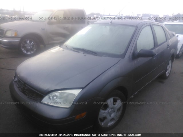 1FAHP34N05W178815 - 2005 FORD FOCUS ZX4 GRAY photo 2