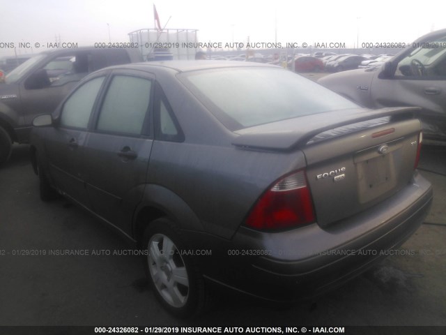 1FAHP34N05W178815 - 2005 FORD FOCUS ZX4 GRAY photo 3