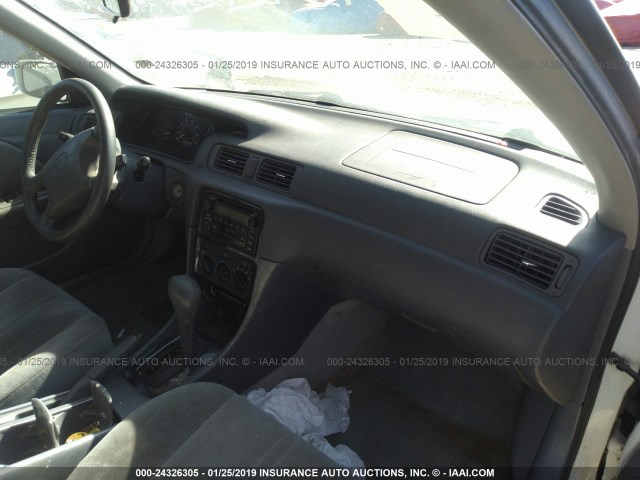 JT2BF22K610303764 - 2001 TOYOTA CAMRY CE/LE/XLE WHITE photo 5