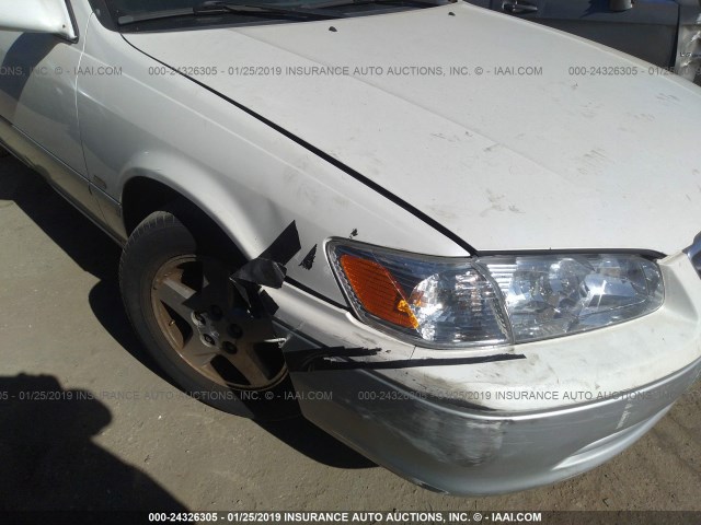 JT2BF22K610303764 - 2001 TOYOTA CAMRY CE/LE/XLE WHITE photo 6