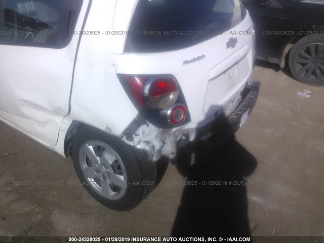1G1JA6SG2E4110328 - 2014 CHEVROLET SONIC LS WHITE photo 6
