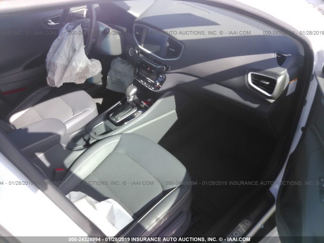 KMHC05LC0HU035587 - 2017 HYUNDAI IONIQ HEV WHITE photo 5