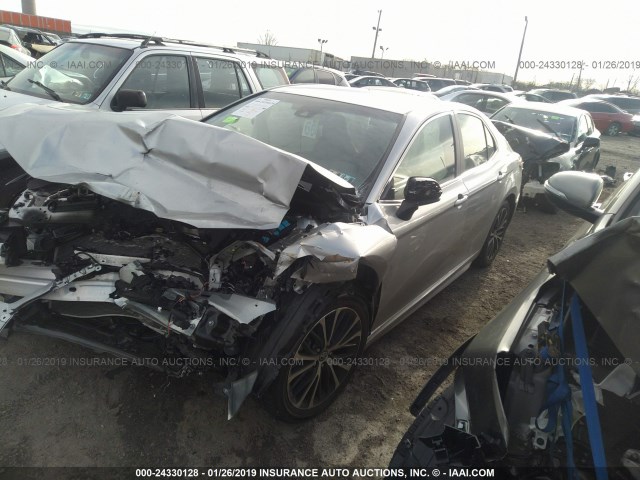 JTNB11HK5J3047490 - 2018 TOYOTA CAMRY L/LE/XLE/SE/XSE SILVER photo 2